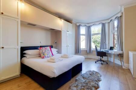 Spacious Ealing Broadway Londres