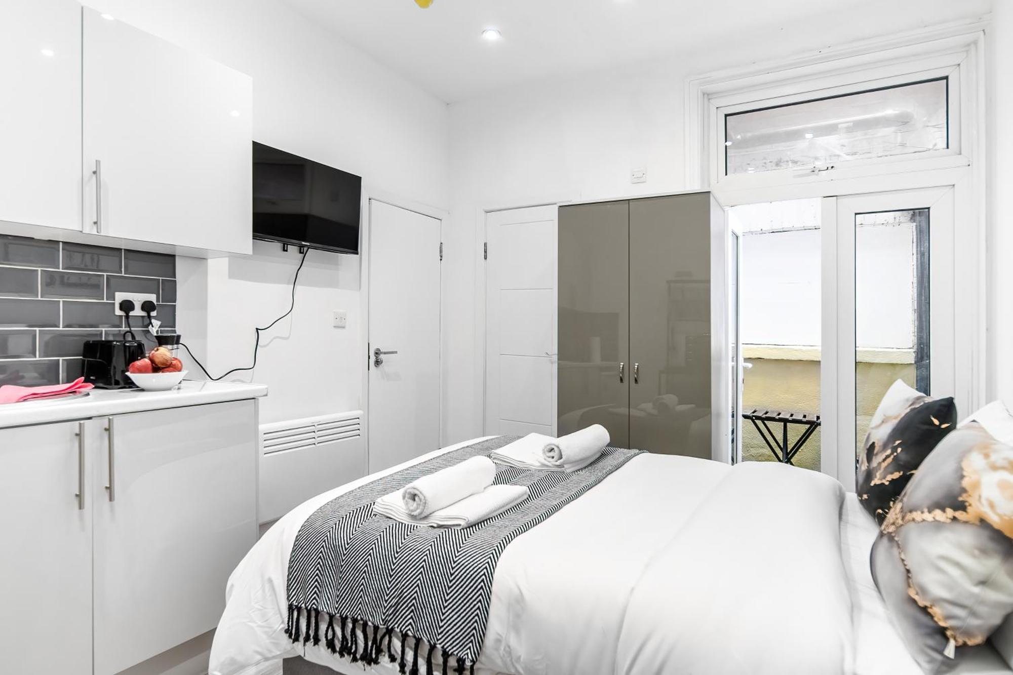 Modern Studio By Livestay Short Lets & Serviced *