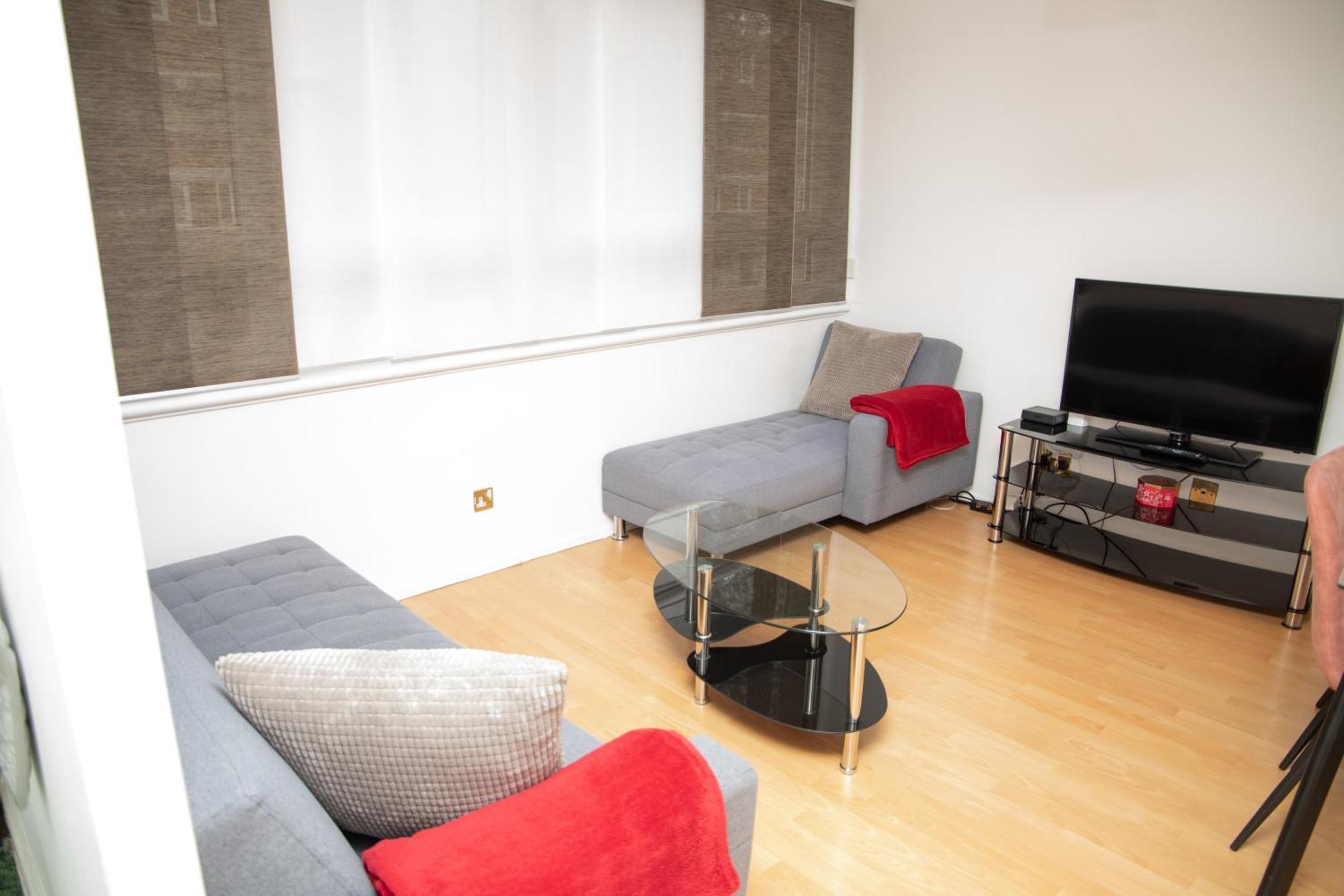 Bright And Spacious One Bedroom Apparment, Free Parking