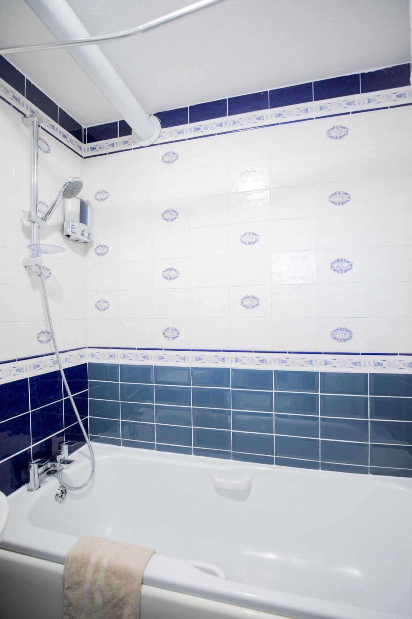 Bright And Spacious One Bedroom Apparment, Free Parking