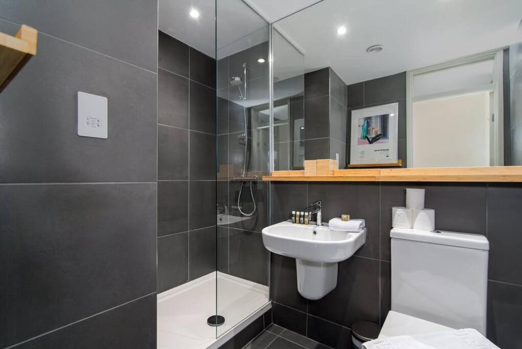 2-bedroom Minimalist In Borough Apartamento