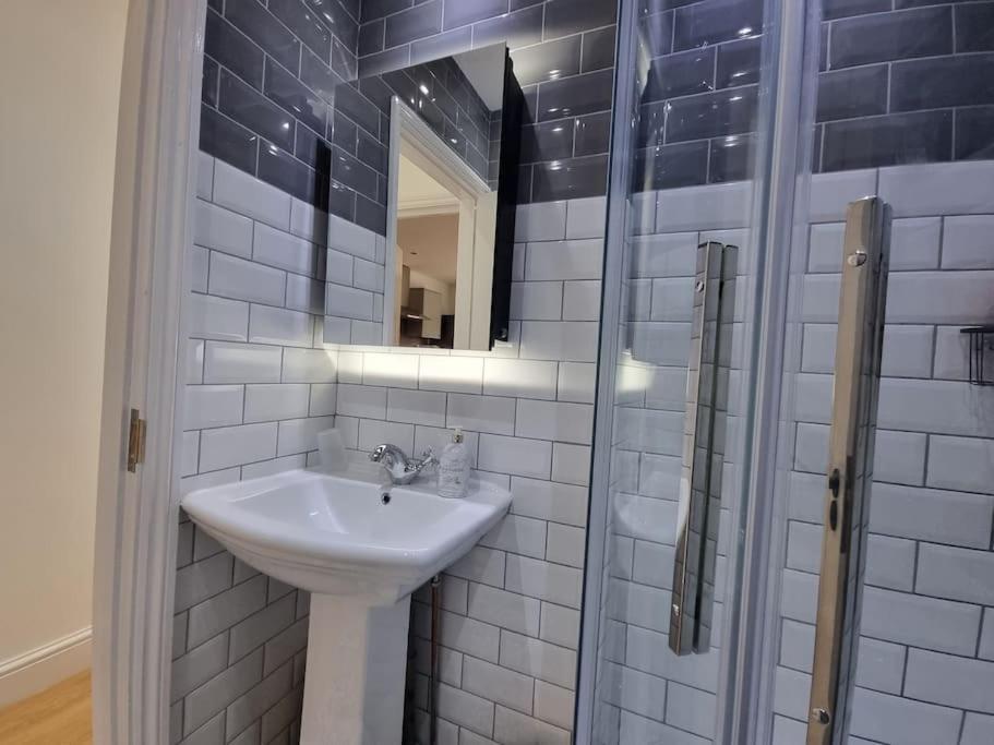 2 Bedroom Near Station Londres