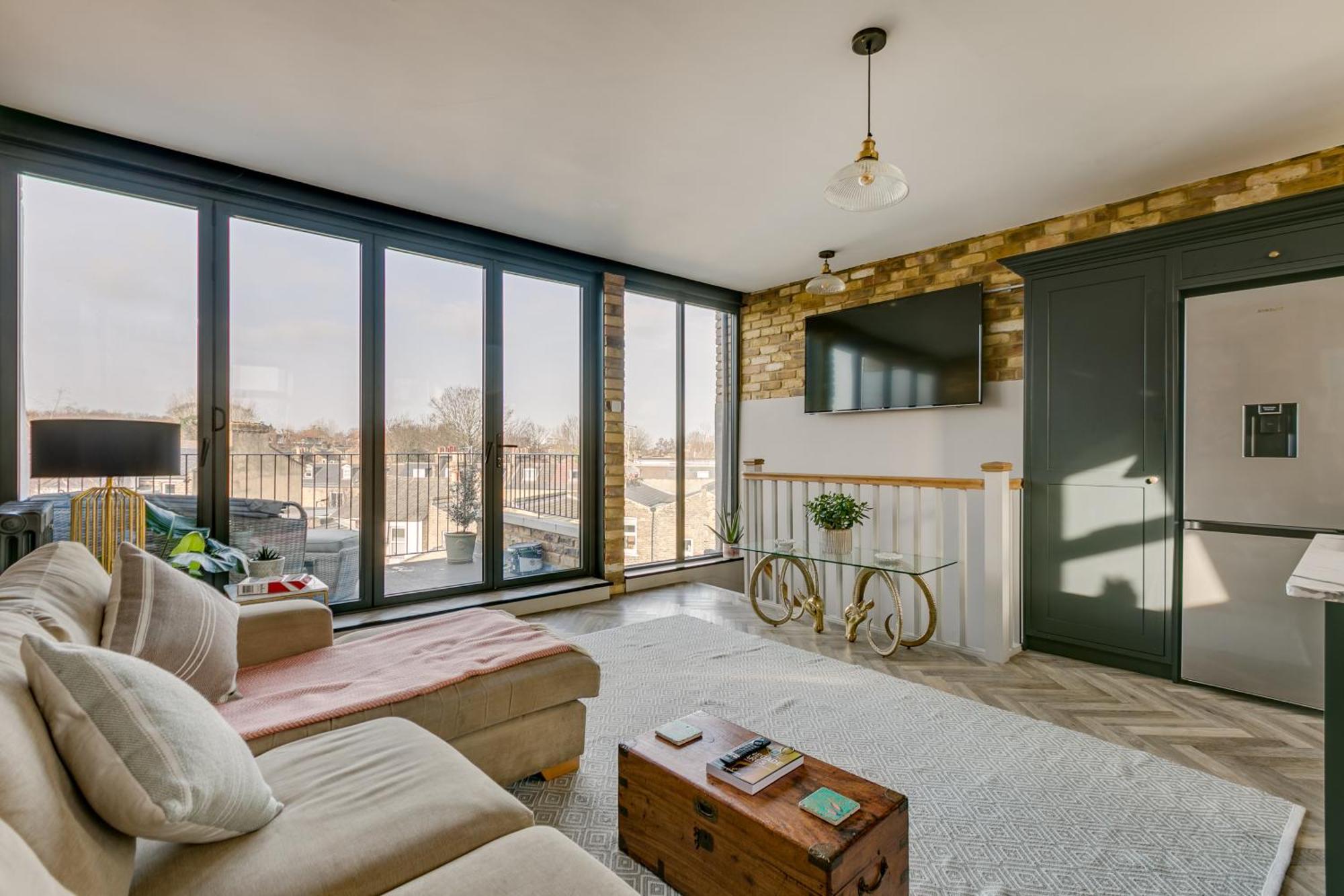 Stylish 2 Bed Flat With Balcony Great Views Nrtube