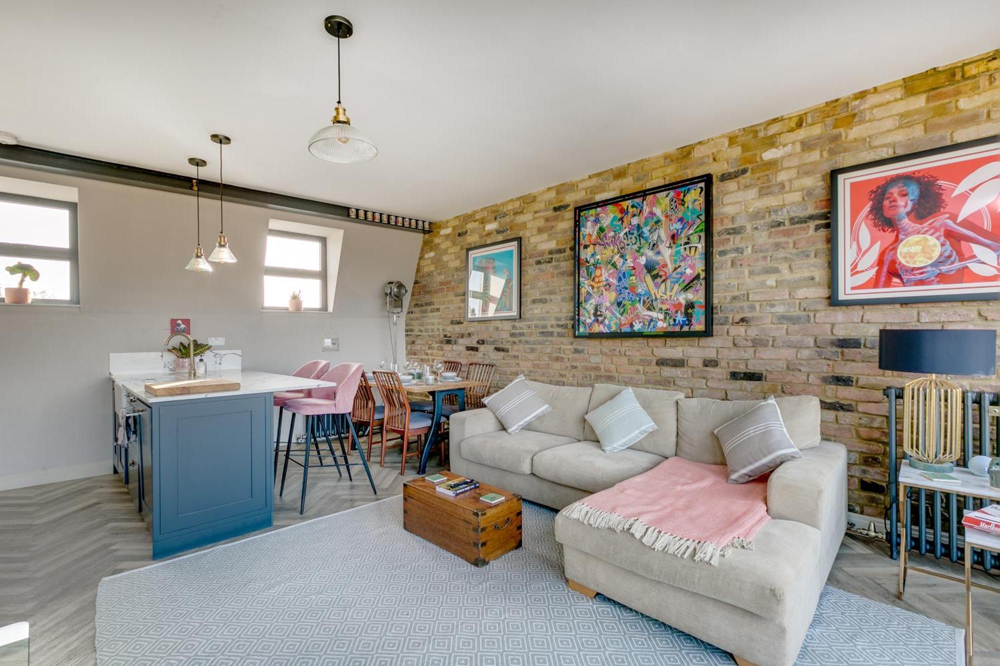 Stylish 2 Bed Flat With Balcony Great Views Nrtube