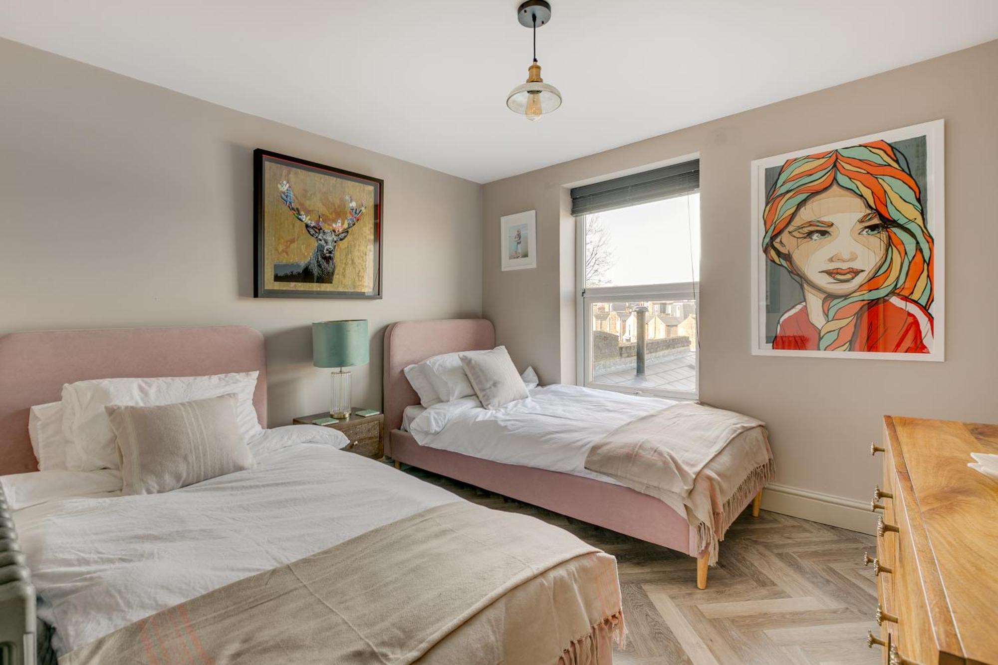 Stylish 2 Bed Flat With Balcony Great Views Nrtube *