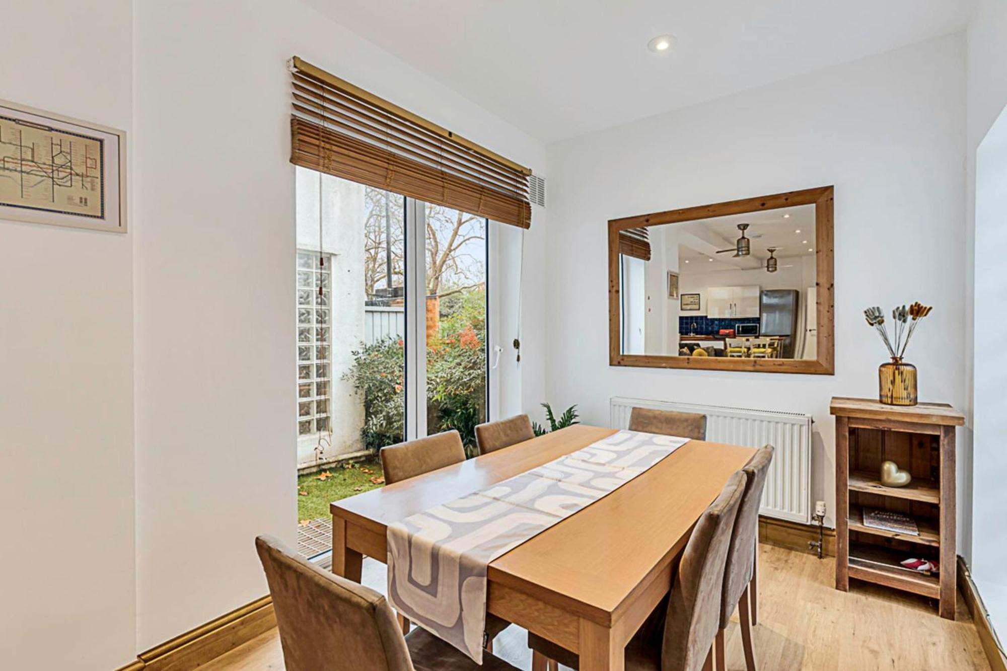 Modern Comfort Two Bedroom Gem On The Rye