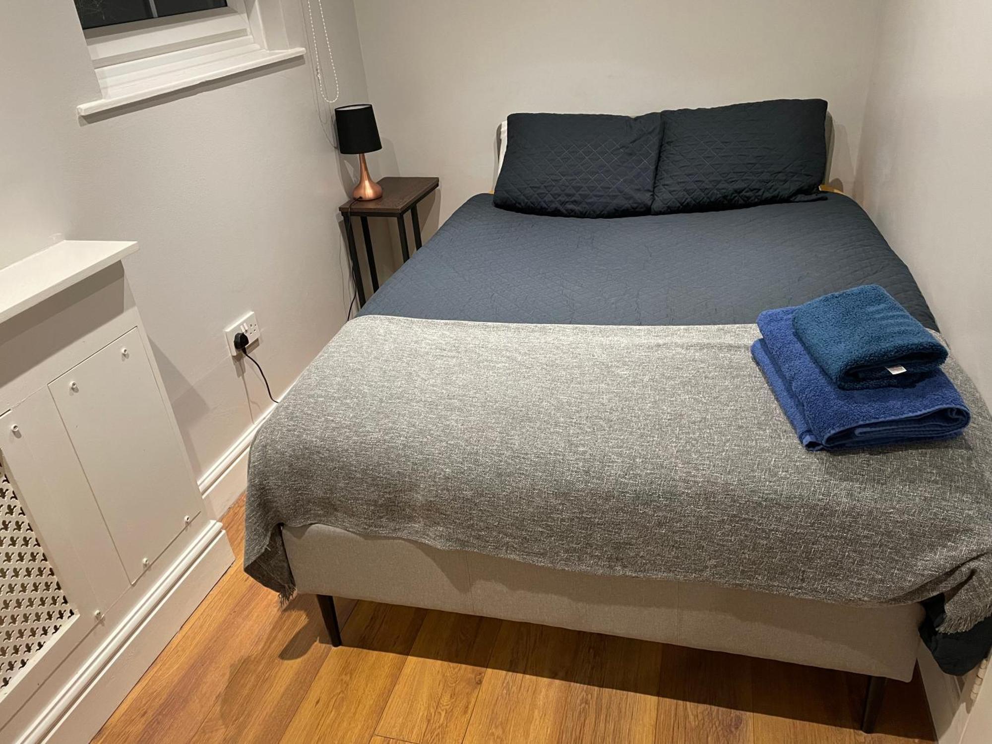 2 Bedroom Chiswick Park Tube Station * Londres