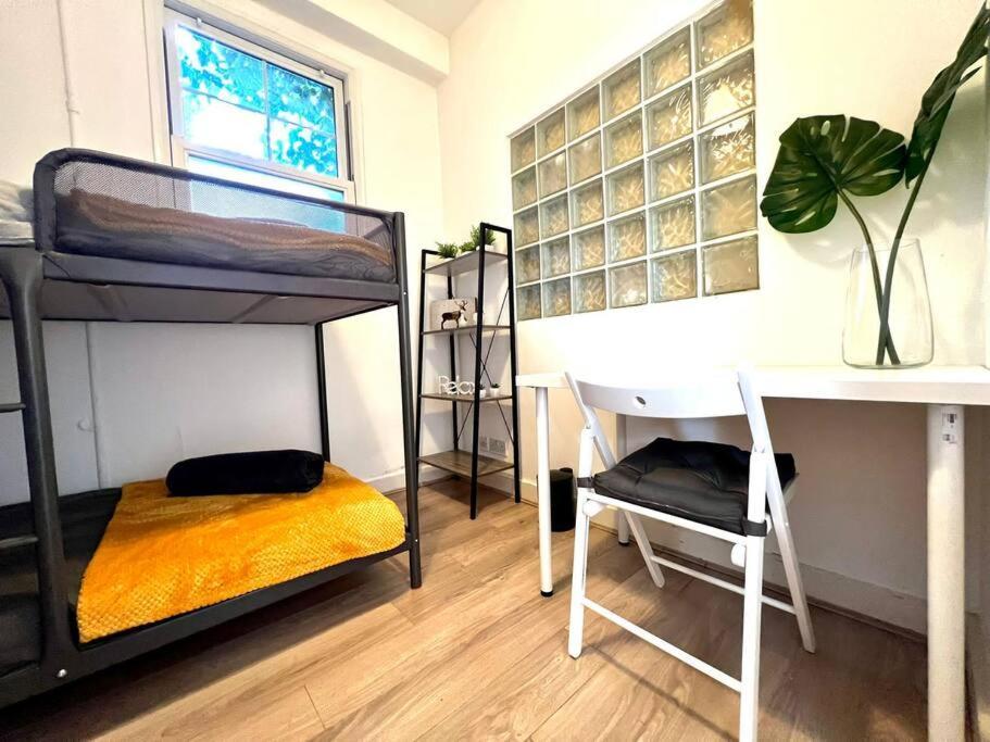 Spacious 2-bed House 20 Mins From Central Londen