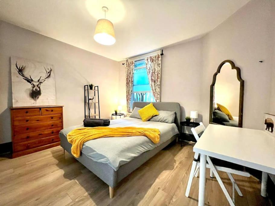 Vakantiehuis Spacious 2-bed House 20 Mins From Central