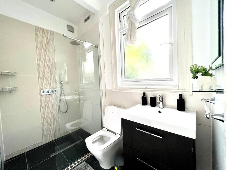 Vakantiehuis Spacious 2-bed House 20 Mins From Central *