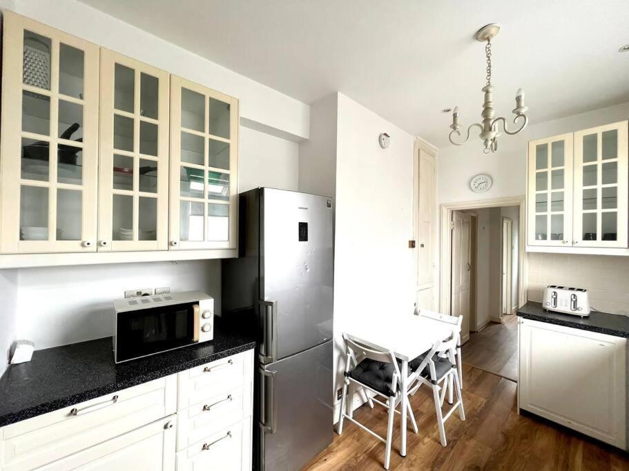 Spacious 2-bed House 20 Mins From Central Vakantiehuis Londen