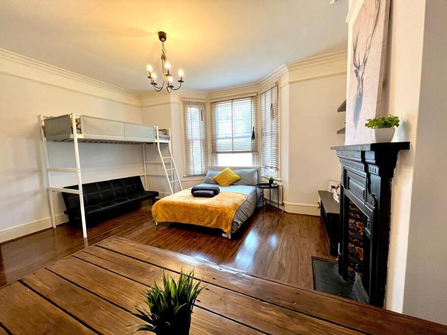Vakantiehuis Spacious 2-bed House 20 Mins From Central *