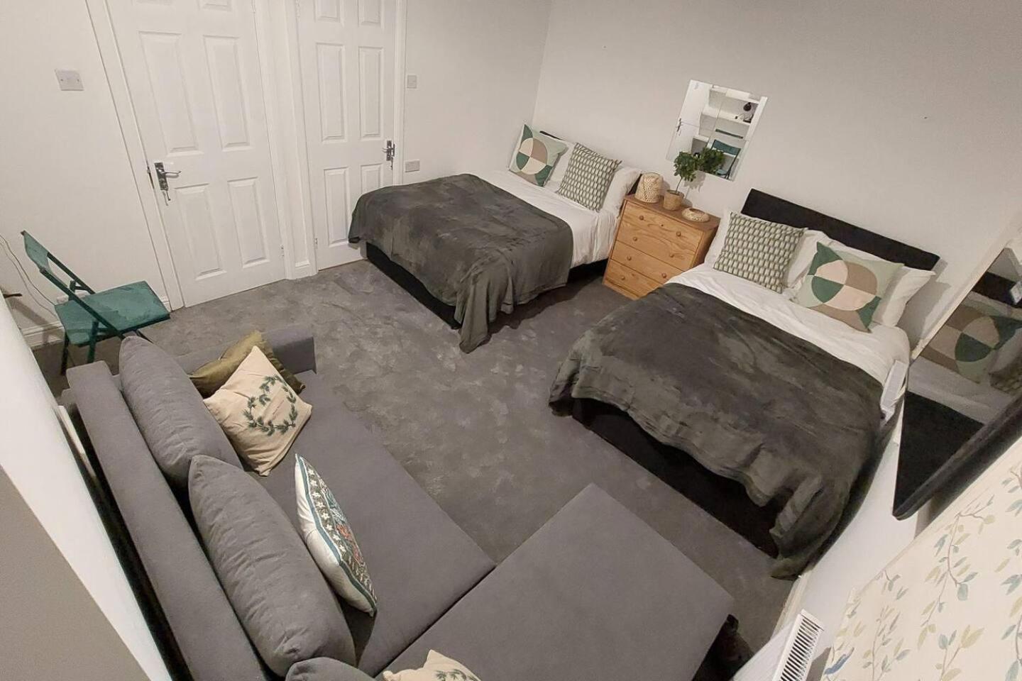 Impeccable 1 Bedroom Flat In Apartment