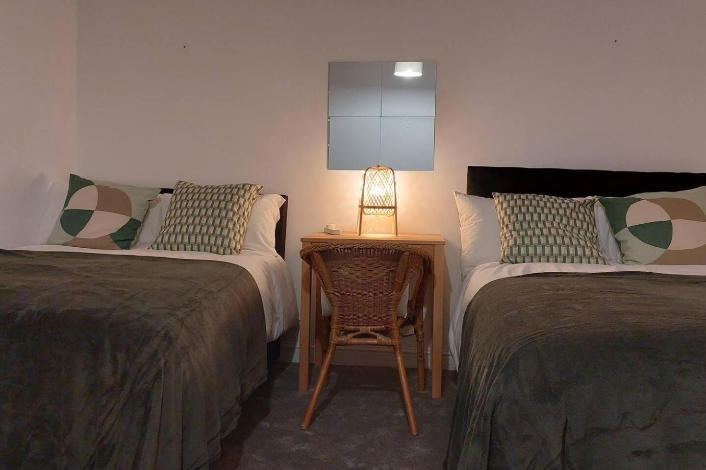 Impeccable 1 Bedroom Flat In Apartment