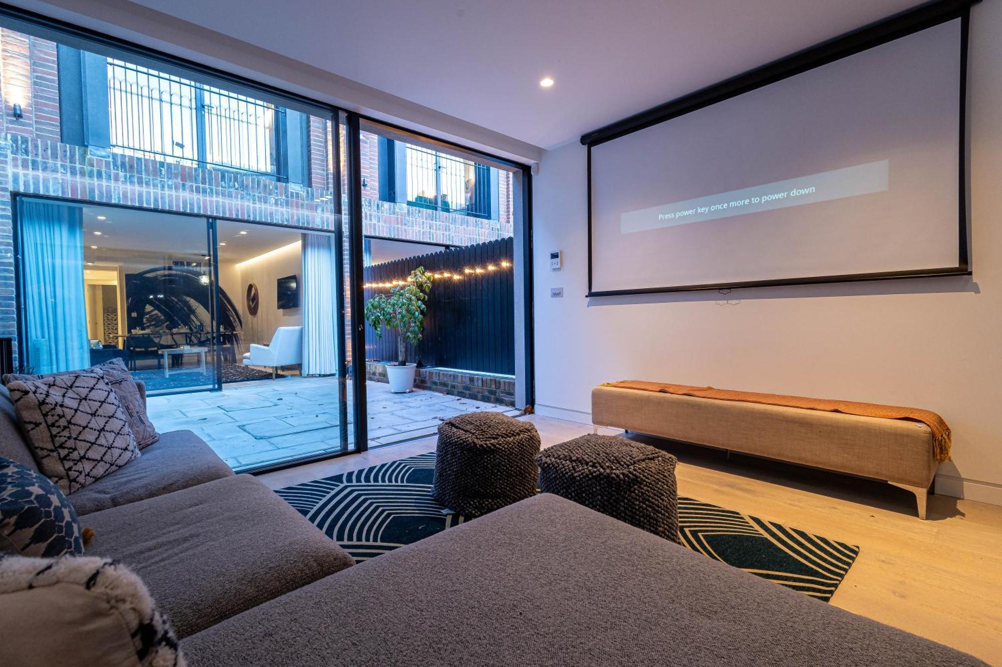 The Arches Luxurious Three Bedroom Close To Hampstead Heath With Garden Balcony And Courtyard *
