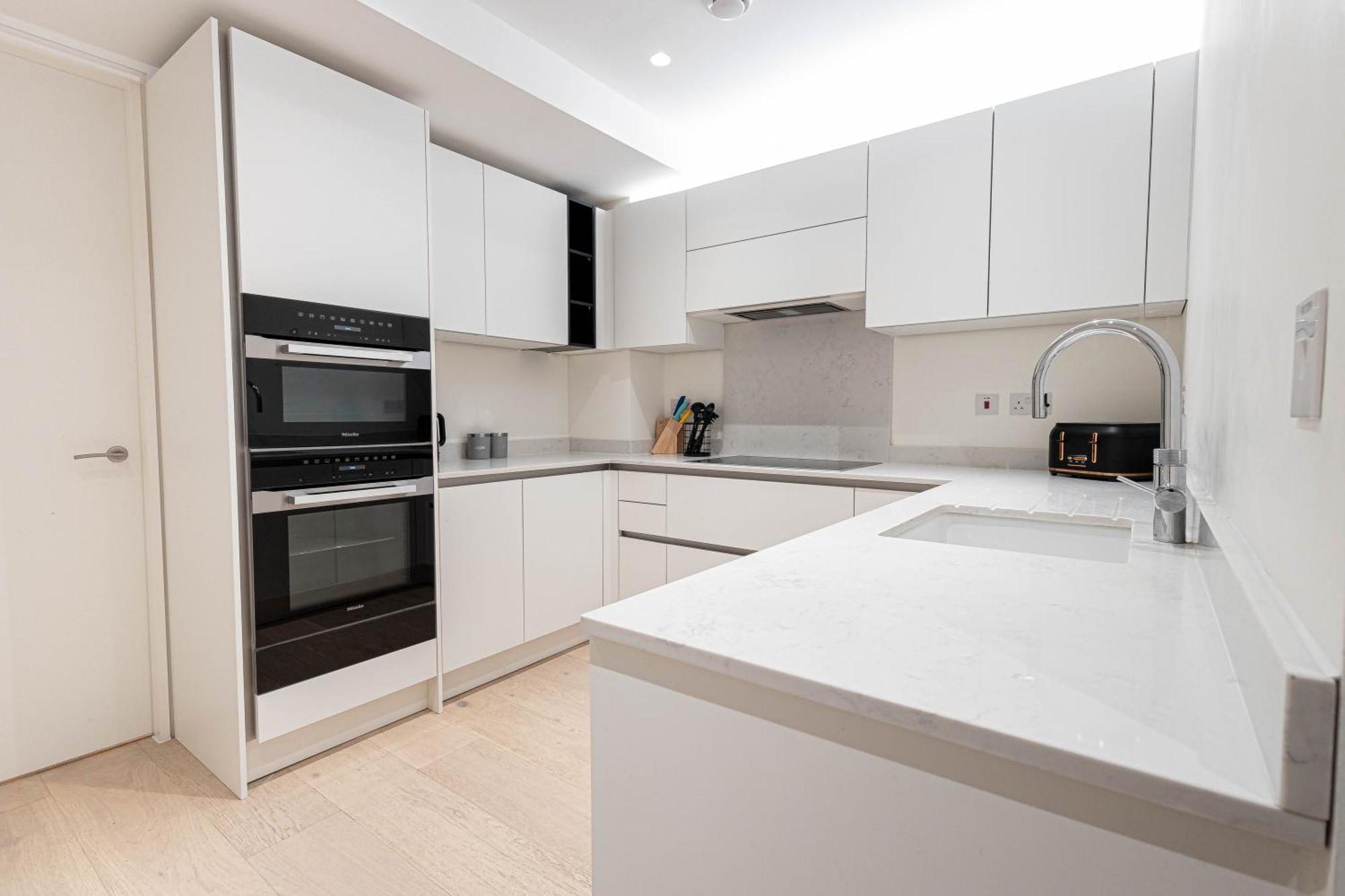 The Arches Luxurious Three Bedroom Close To Hampstead Heath With Garden Balcony And Courtyard Apartment