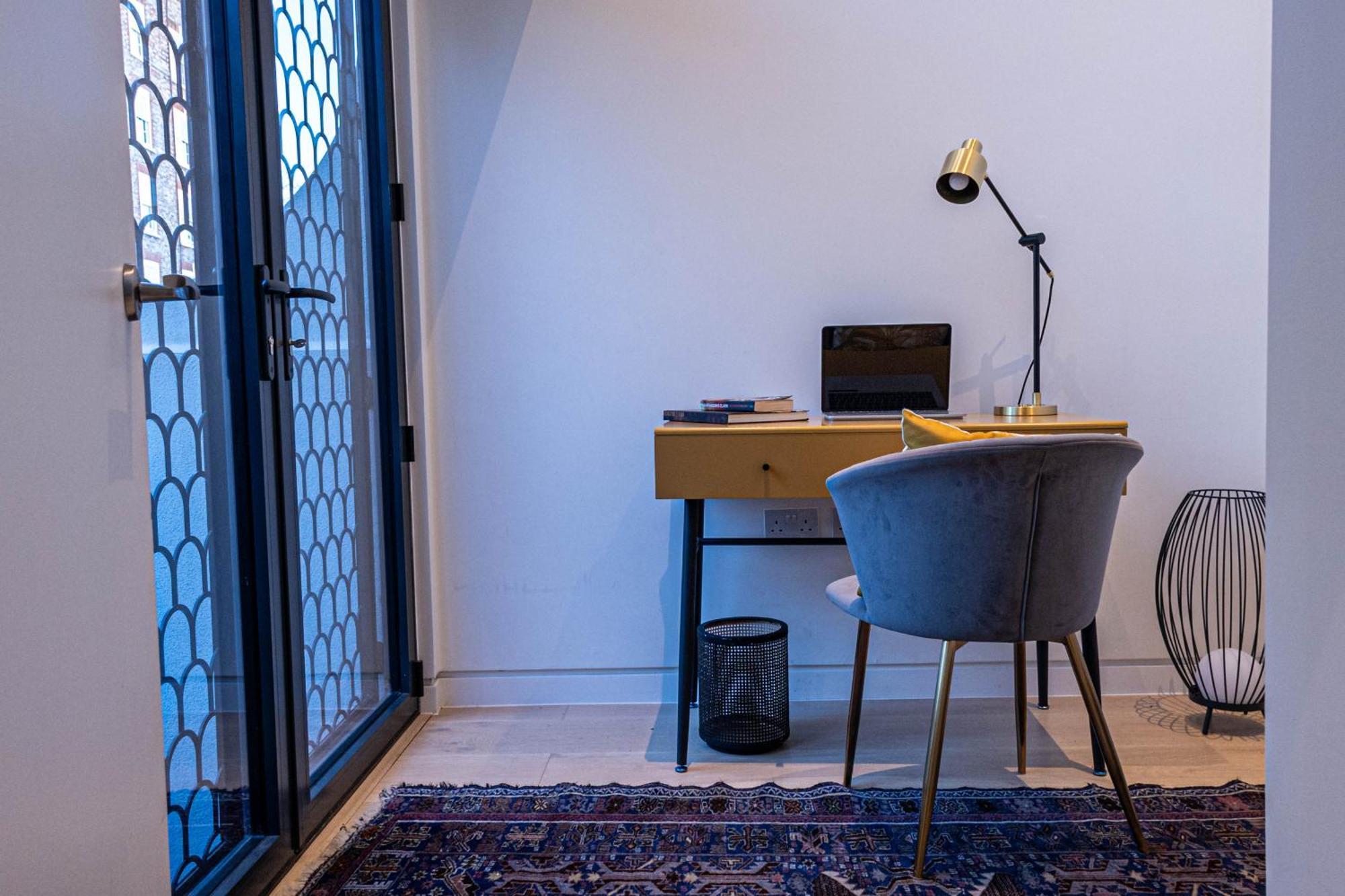 The Arches Luxurious Three Bedroom Close To Hampstead Heath With Garden Balcony And Courtyard *