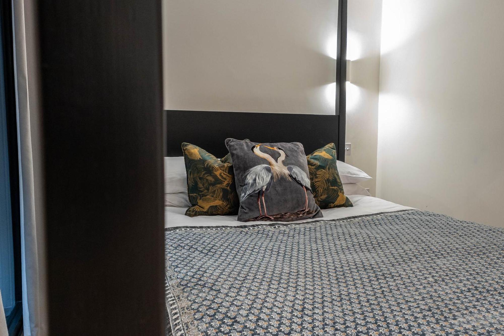 The Arches Luxurious Three Bedroom Close To Hampstead Heath With Garden Balcony And Courtyard London