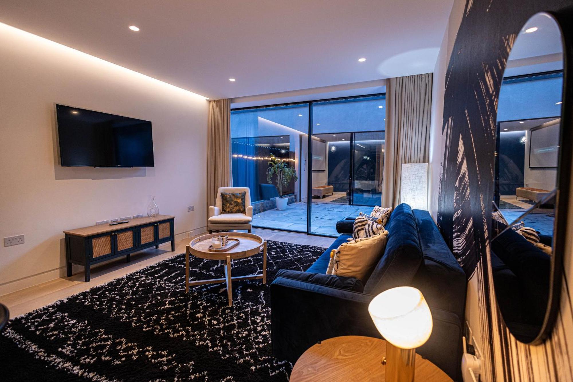 The Arches Luxurious Three Bedroom Close To Hampstead Heath With Garden Balcony And Courtyard