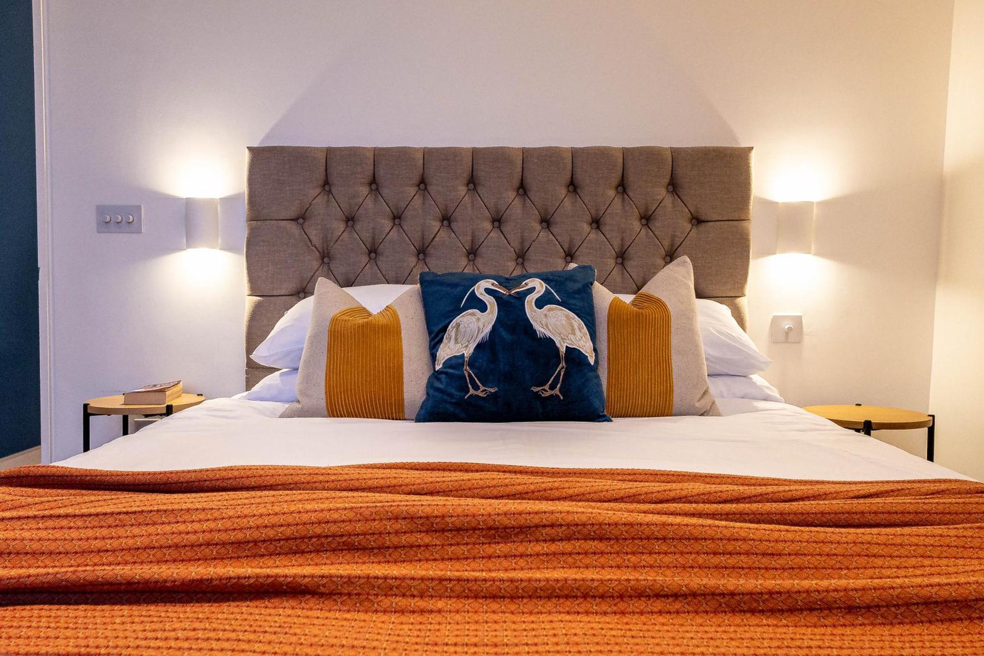 The Arches Luxurious Three Bedroom Close To Hampstead Heath With Garden Balcony And Courtyard Apartment London