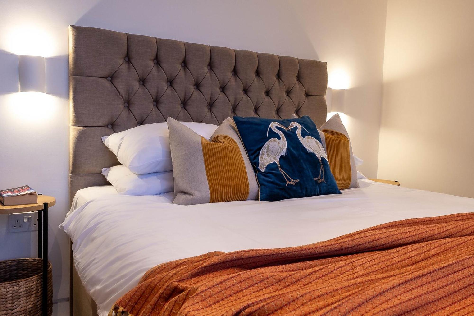 Apartment The Arches Luxurious Three Bedroom Close To Hampstead Heath With Garden Balcony And Courtyard London