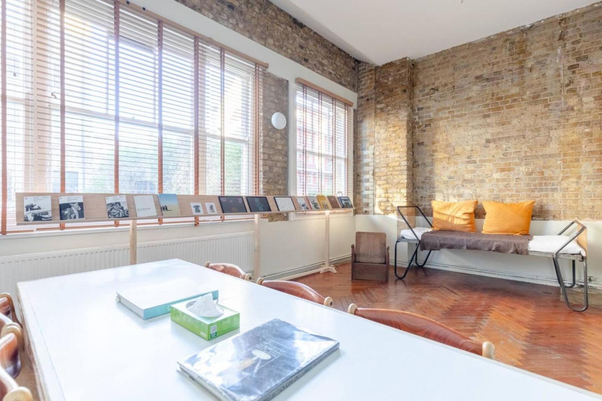 Tastefully Curated Mezzanine Flat Hackney! * Londres