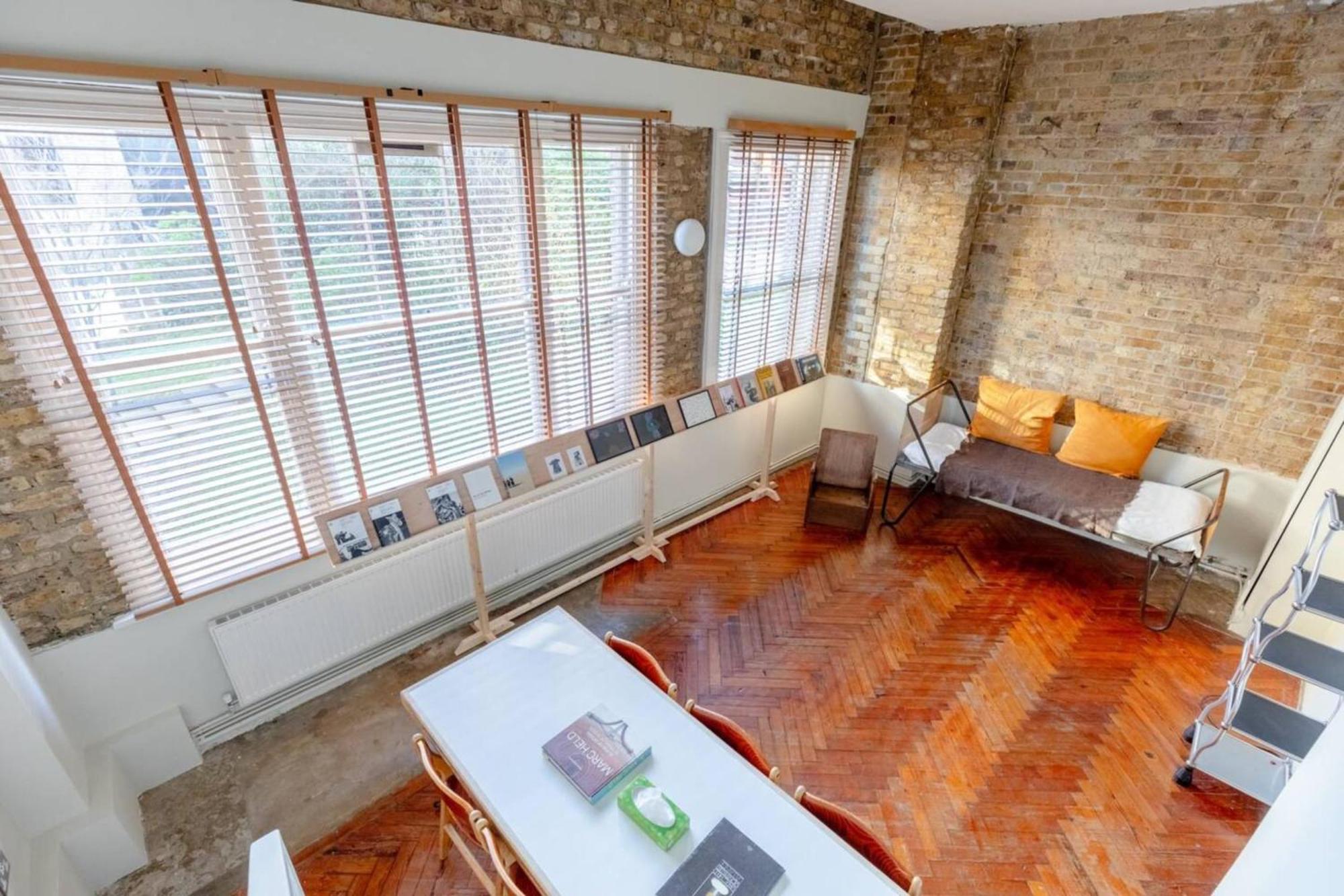 Tastefully Curated Mezzanine Flat Hackney! Londres