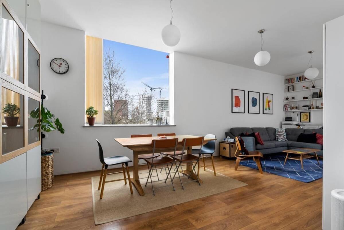 Luxury Modern Flat Near Excel, 02 & Canary Wharf Apartment *