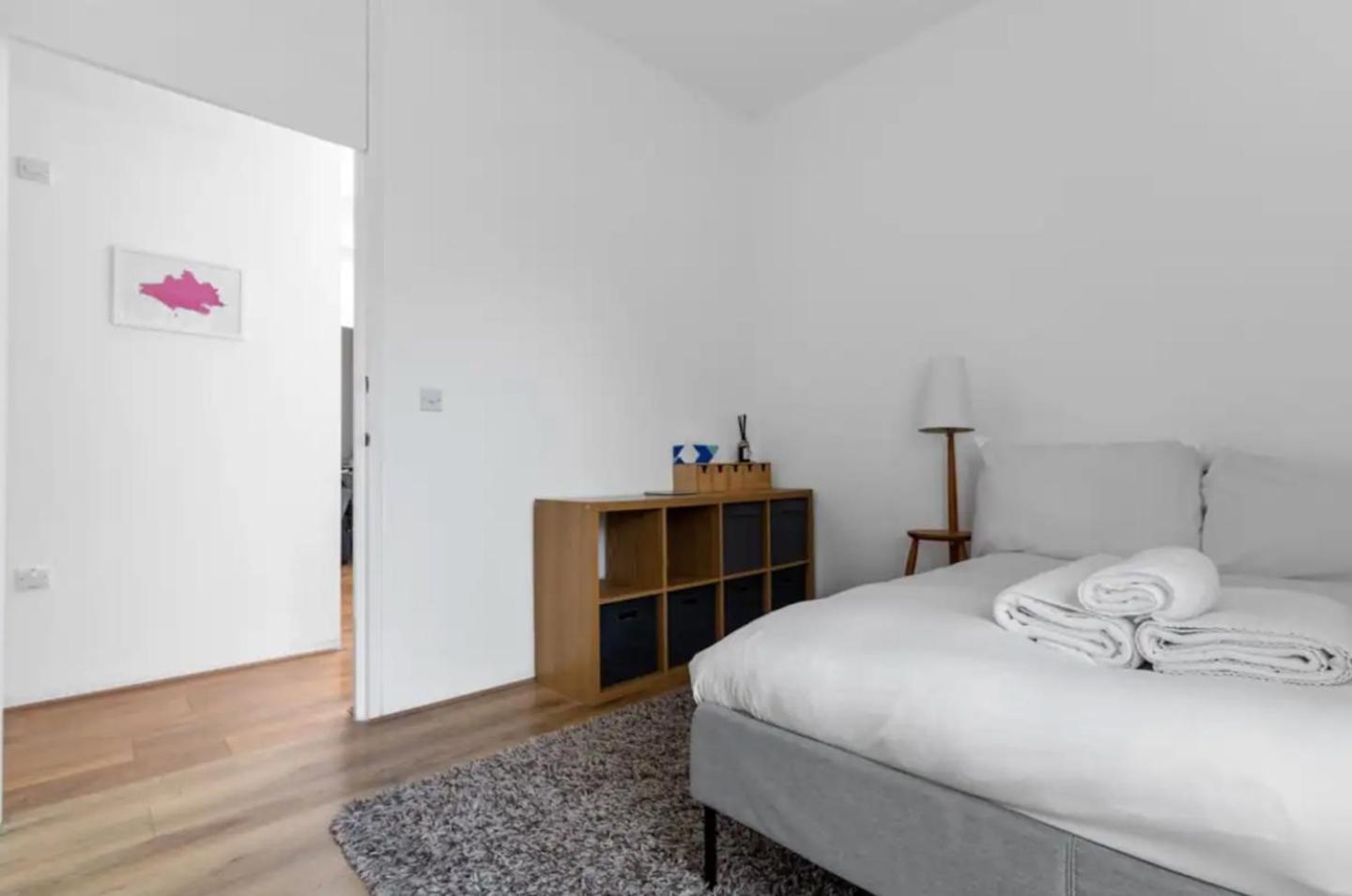 Luxury Modern Flat Near Excel, 02 & Canary Wharf Apartment *