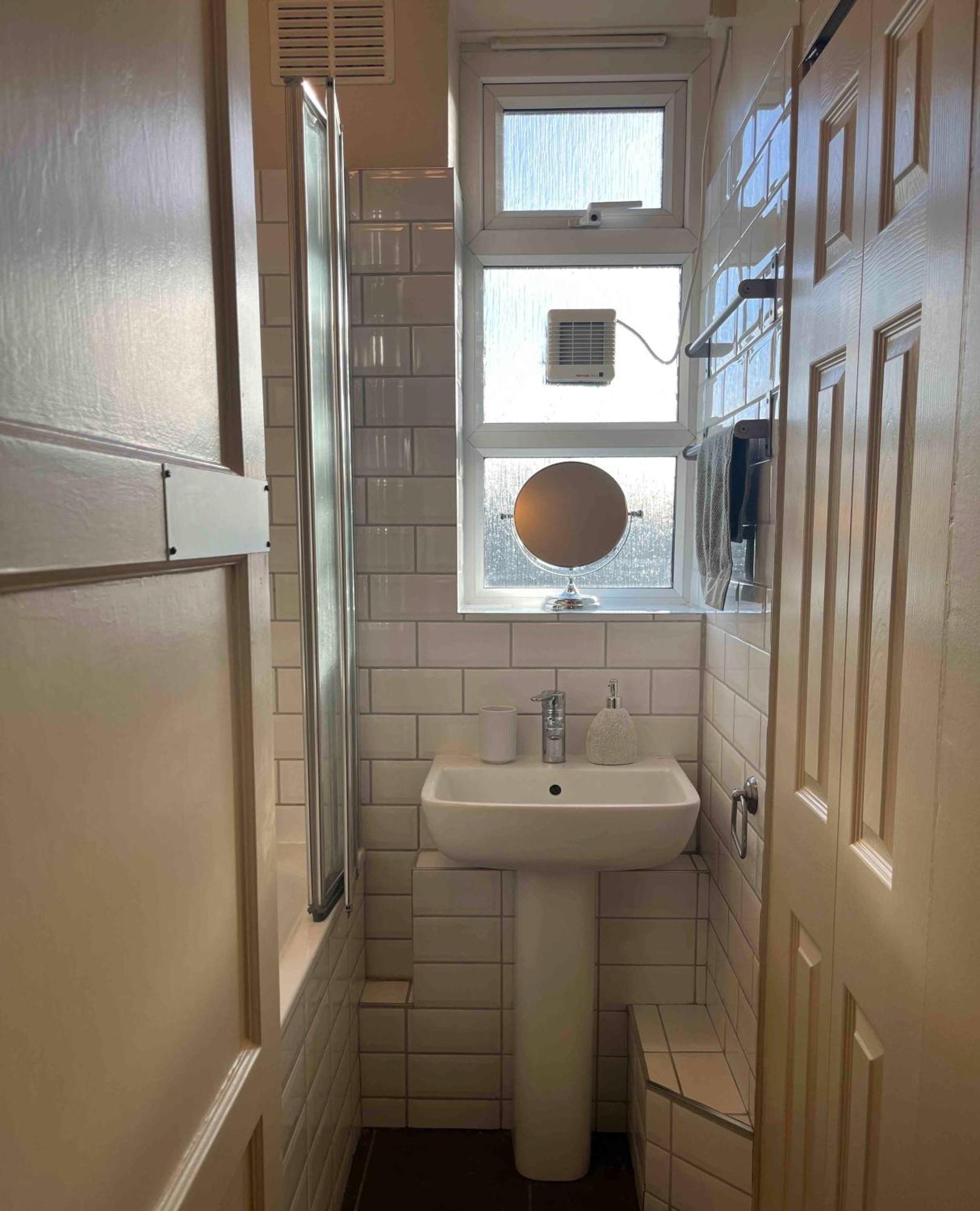 Kennington Flat With Balcony, King Size Bed And Free Parking Overlooking Park