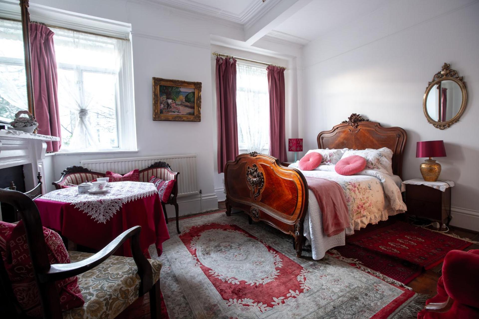 Dawson Place, Juliette's 3*