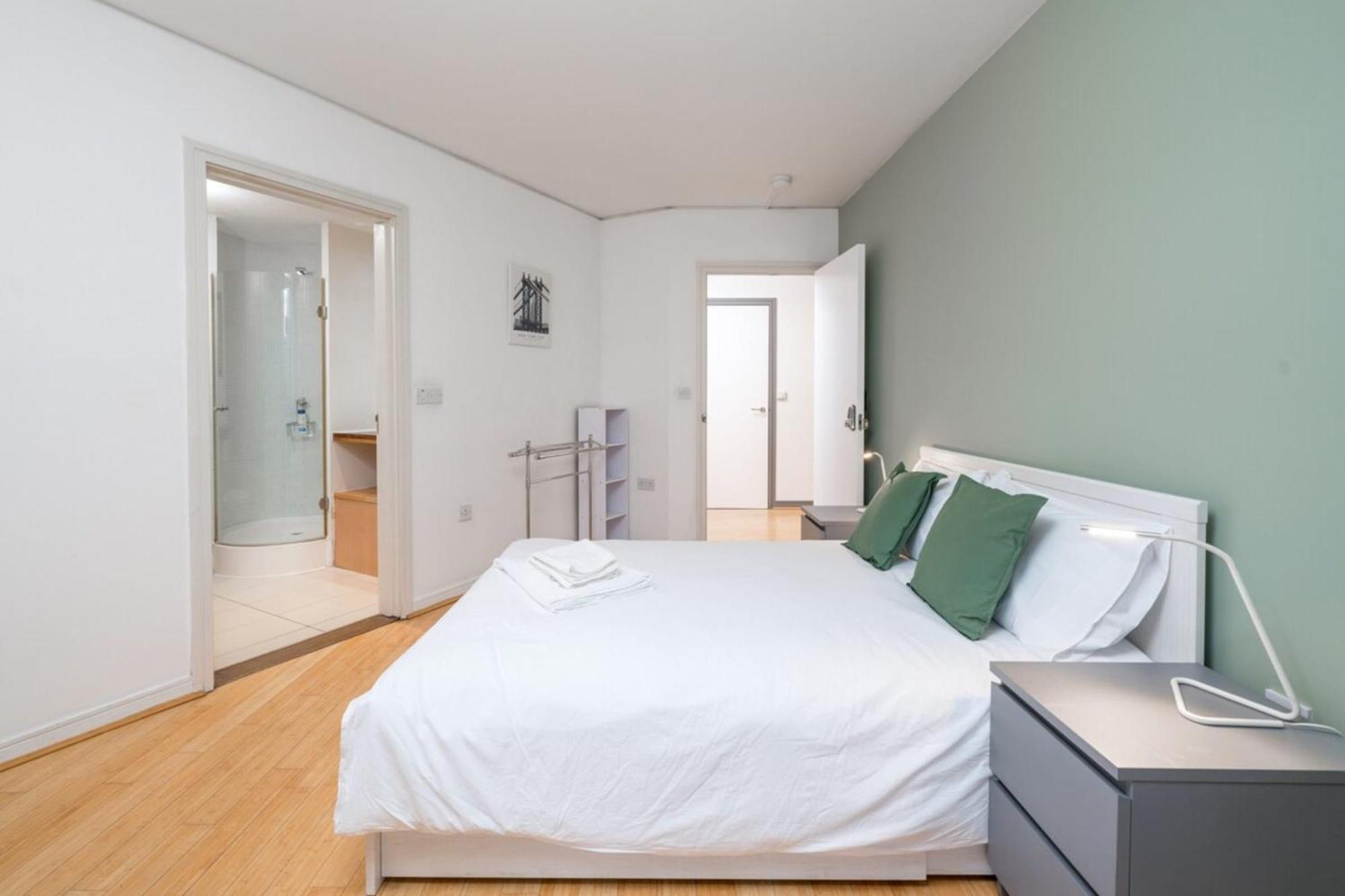 Lovely 3bd Flat, Parking, Sleeps Six Close To O2 *