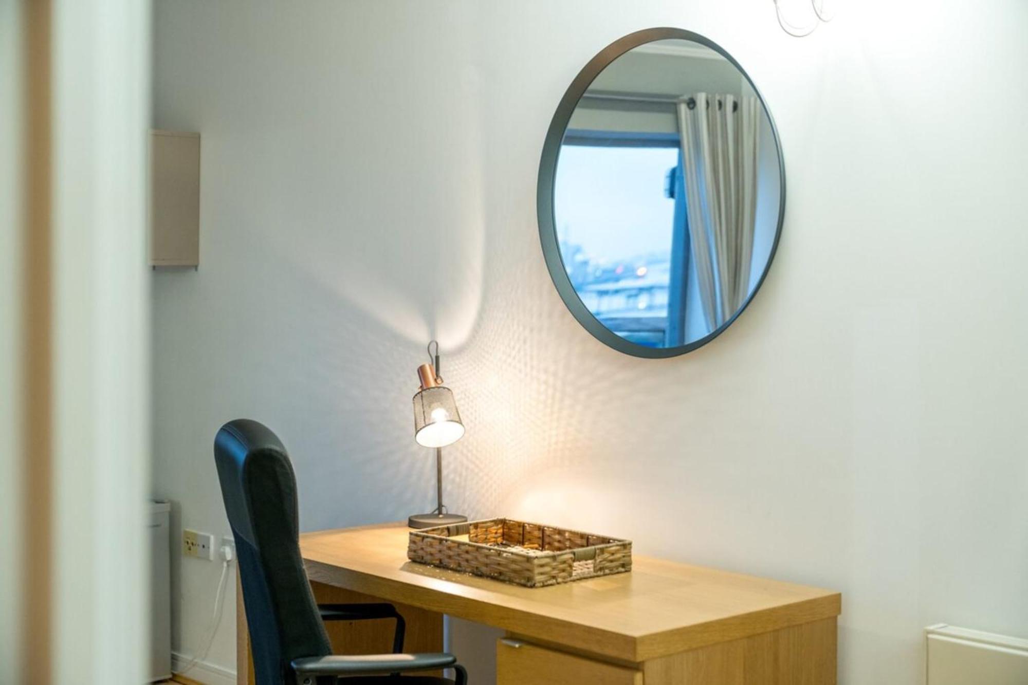 Lovely 3bd Flat, Parking, Sleeps Six Close To O2 Apartment *