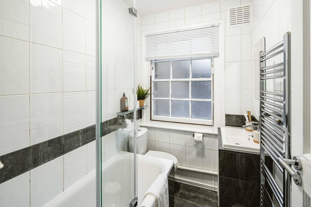 1 Bedroom, 5 Minutes Walk To Angel Station, Londen