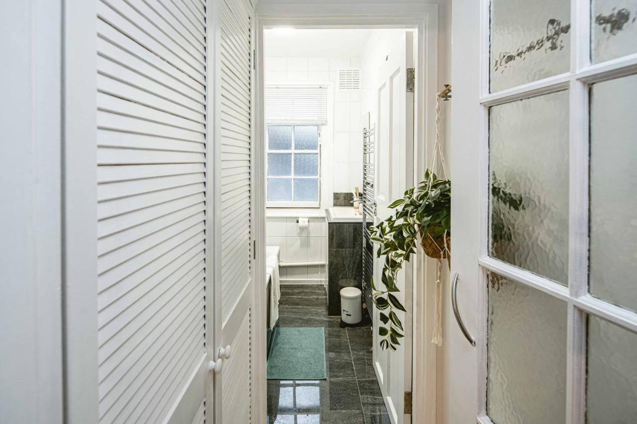 1 Bedroom, 5 Minutes Walk To Angel Station, Londen