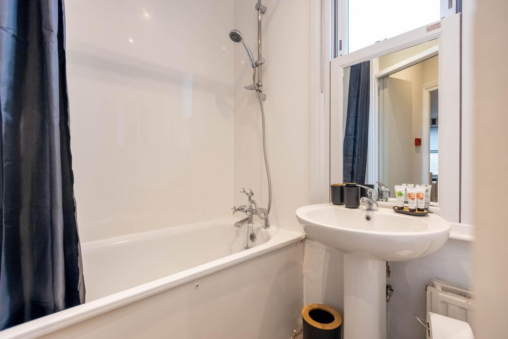 Explore Granary Square Two Bedroom By Belvilla * Londres