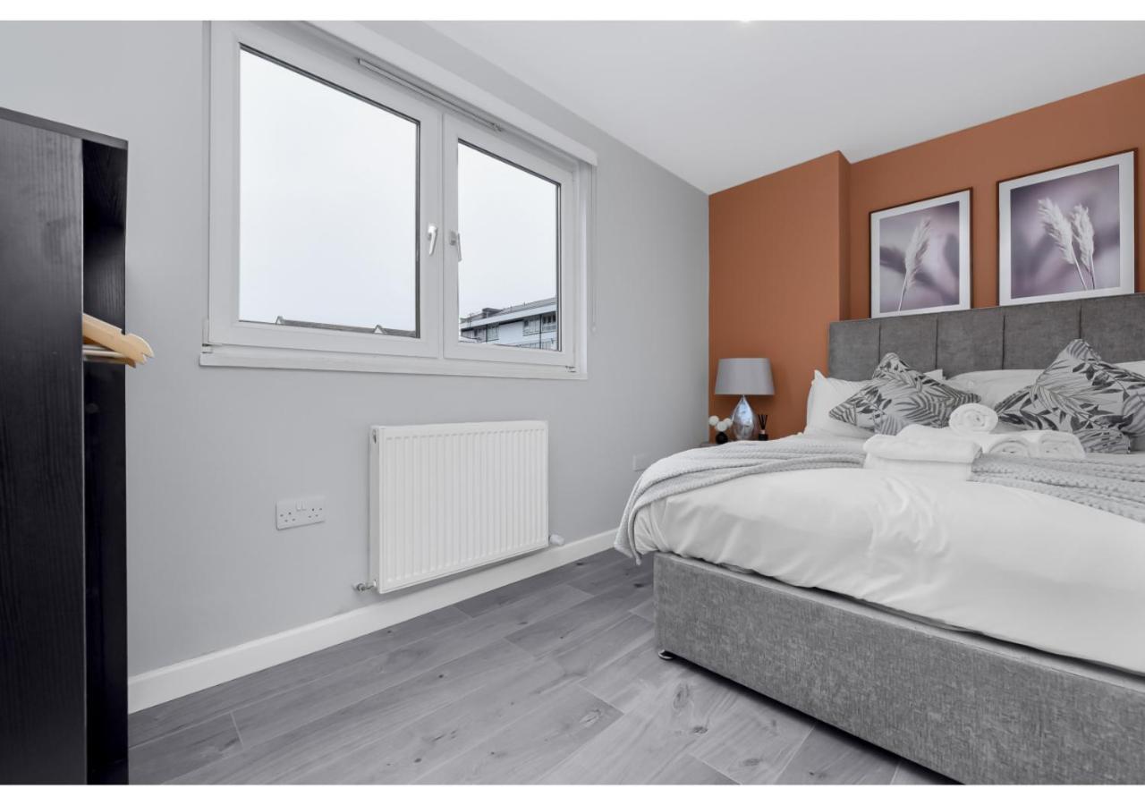 Lovely 4 Bedroom With Outdoor Space! Londres