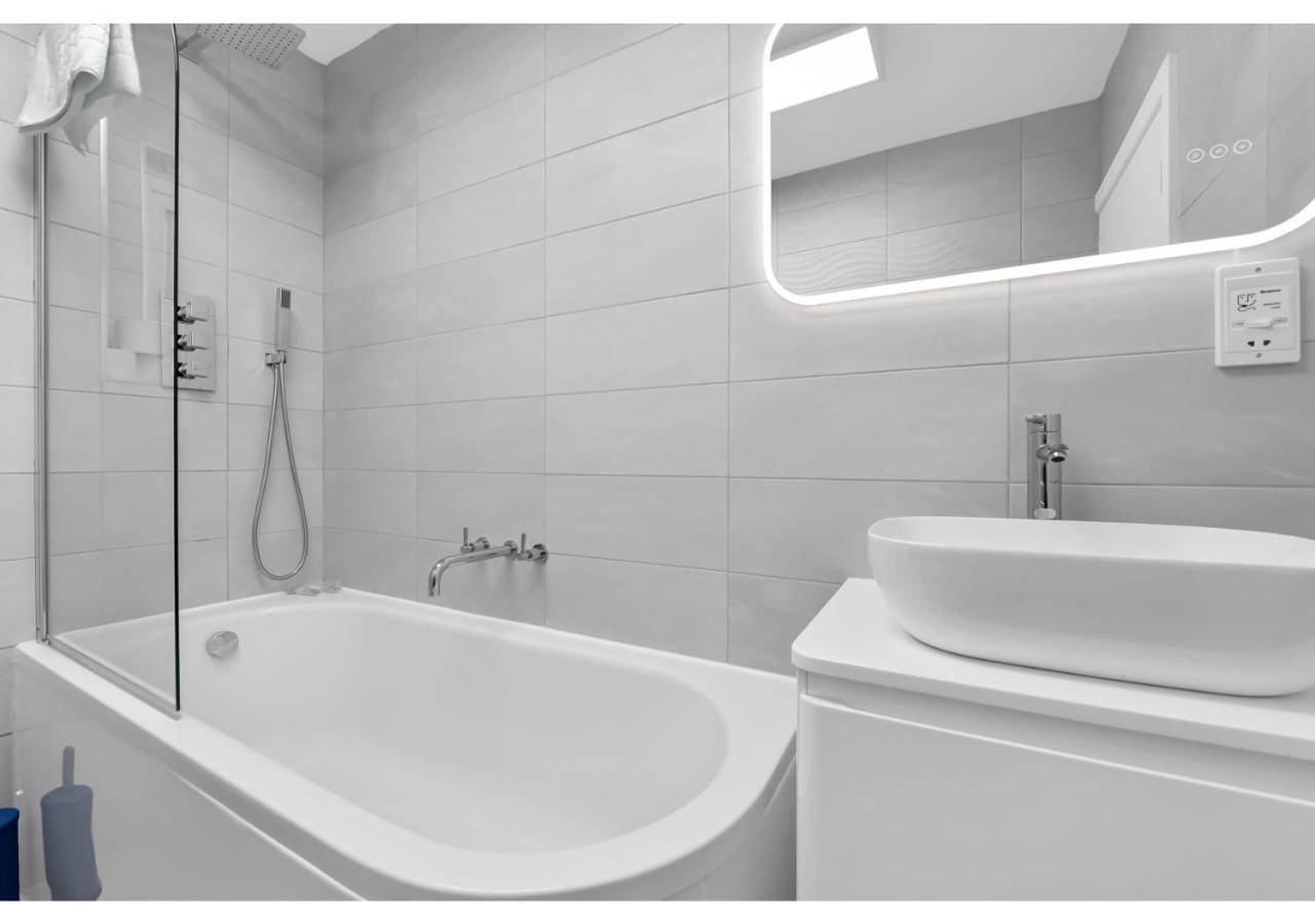 Lovely 4 Bedroom With Outdoor Space! Apartamento Londres