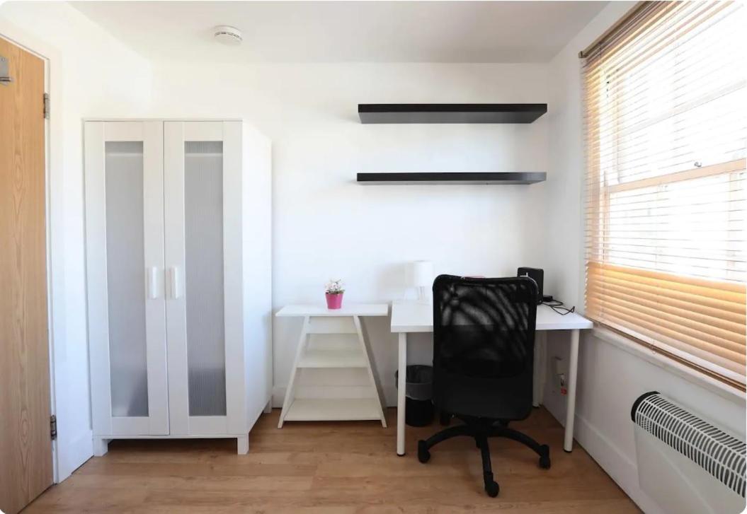 Lovely Private Bedrooms In Euston Station - 121 * Londen
