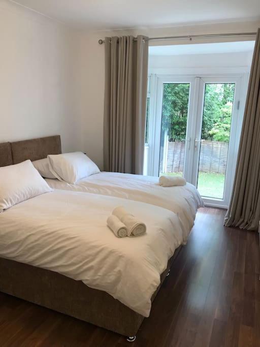 Spacious Kosher Flat In Golders *