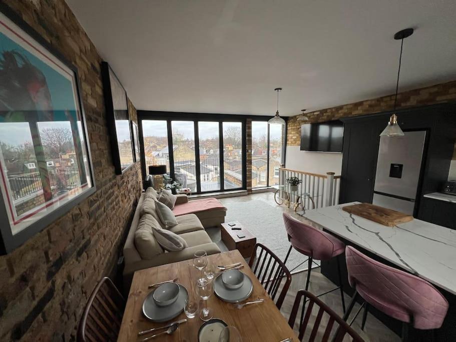 Apartamento Stylish 2 Bed Flat With Balcony Great Views Nrtube Londres