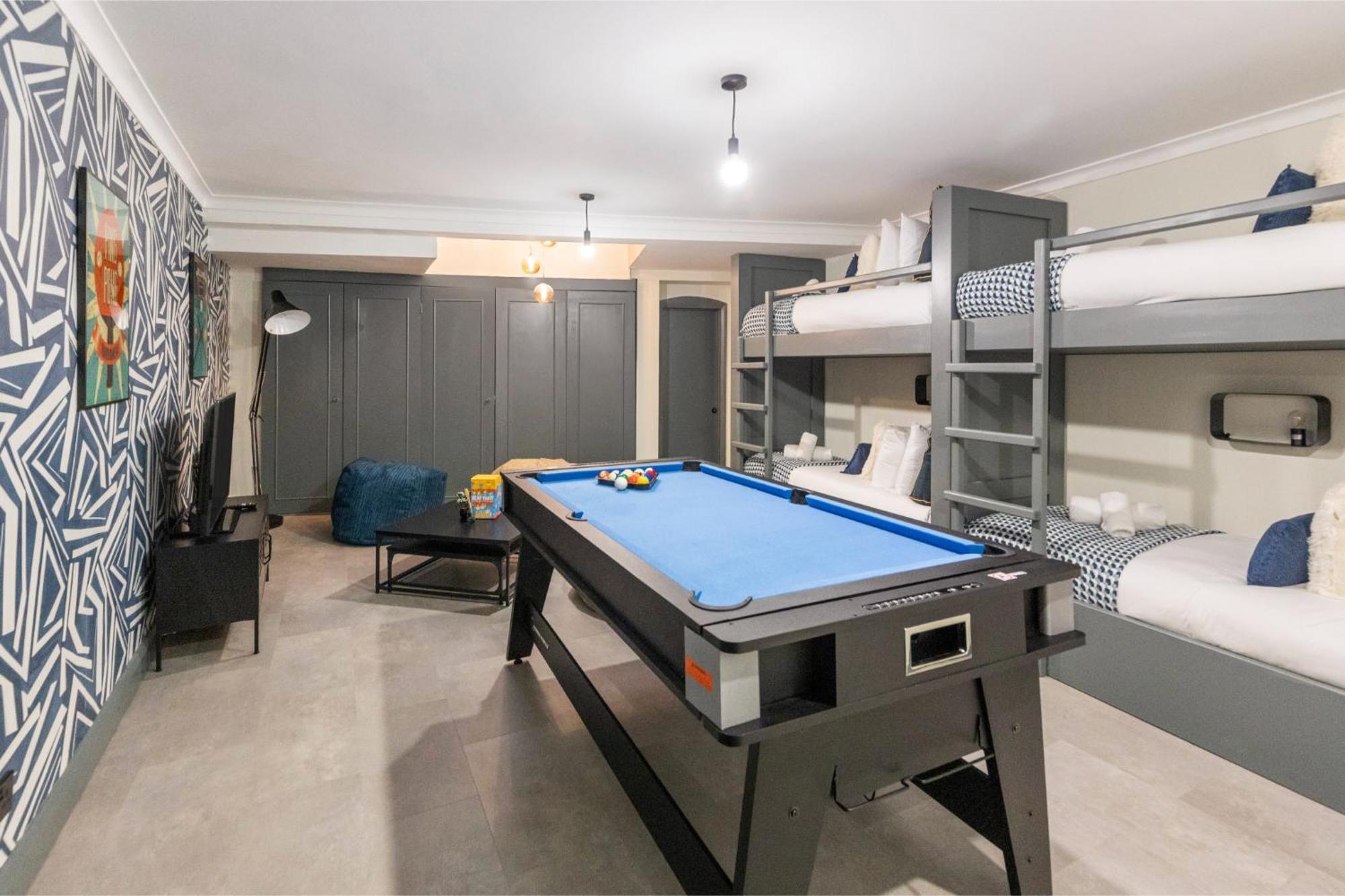 Modern & Funky 3-br Duplex With Games & Sauna London