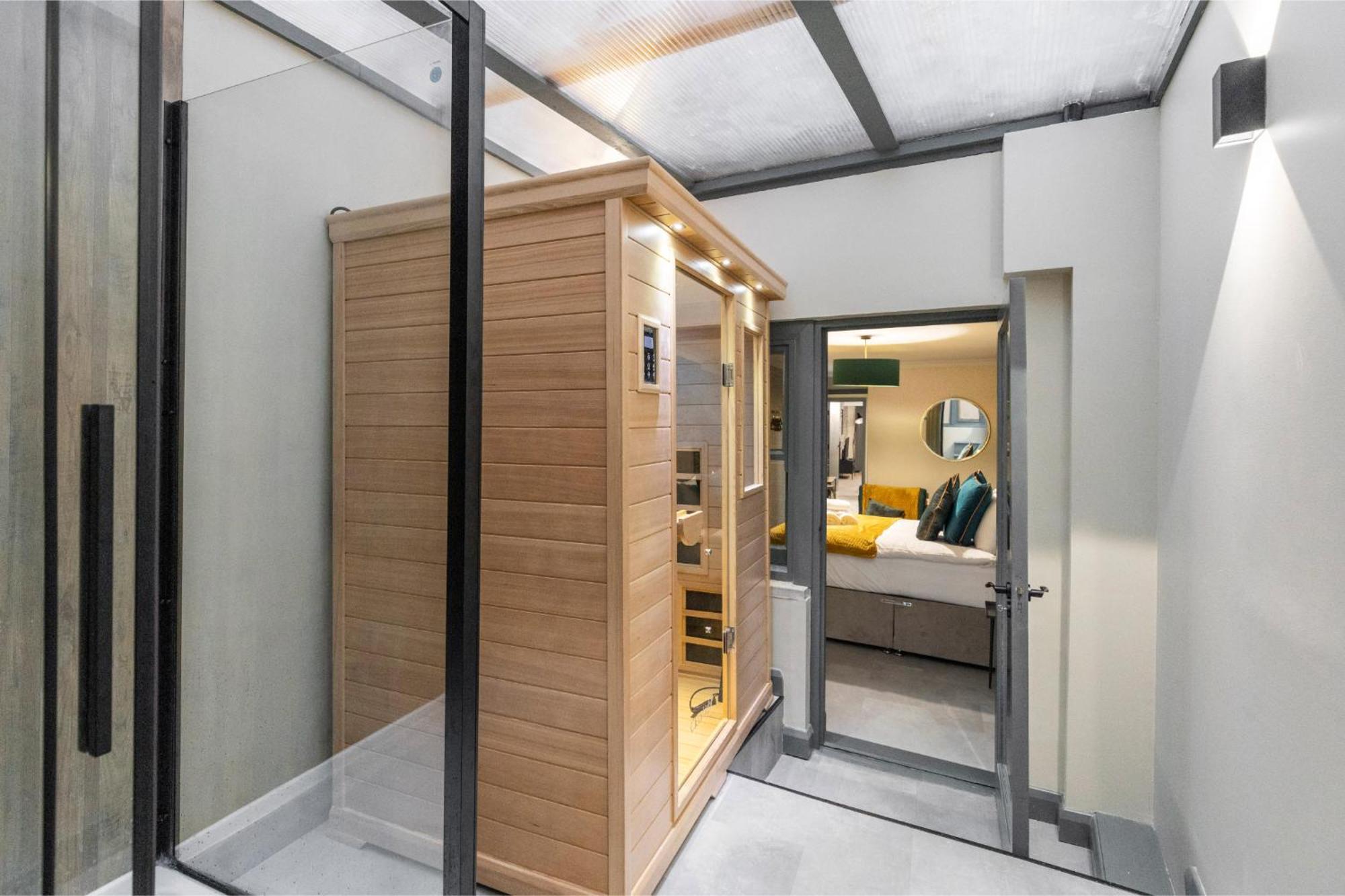 Modern & Funky 3-br Duplex With Games & Sauna Apartment *