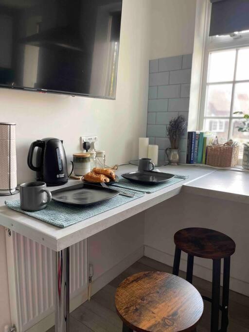 One Bedroom Putney Village Flat * Londres