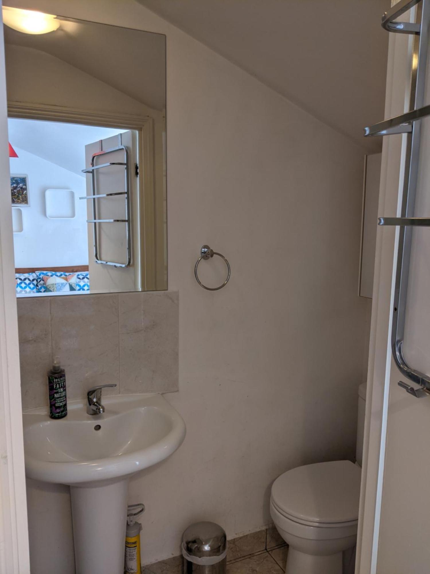 And Peaceful With Your Own Bathroom Habitación en casa particular *