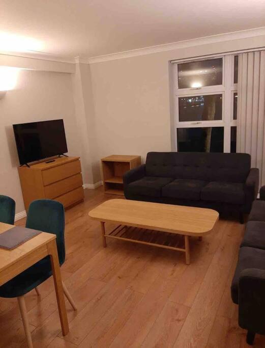 Modern Two Bed Flat In Canada Water Close To Transport *
