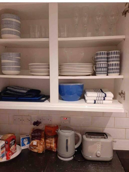 Modern Two Bed Flat In Canada Water Close To Transport Apartment *