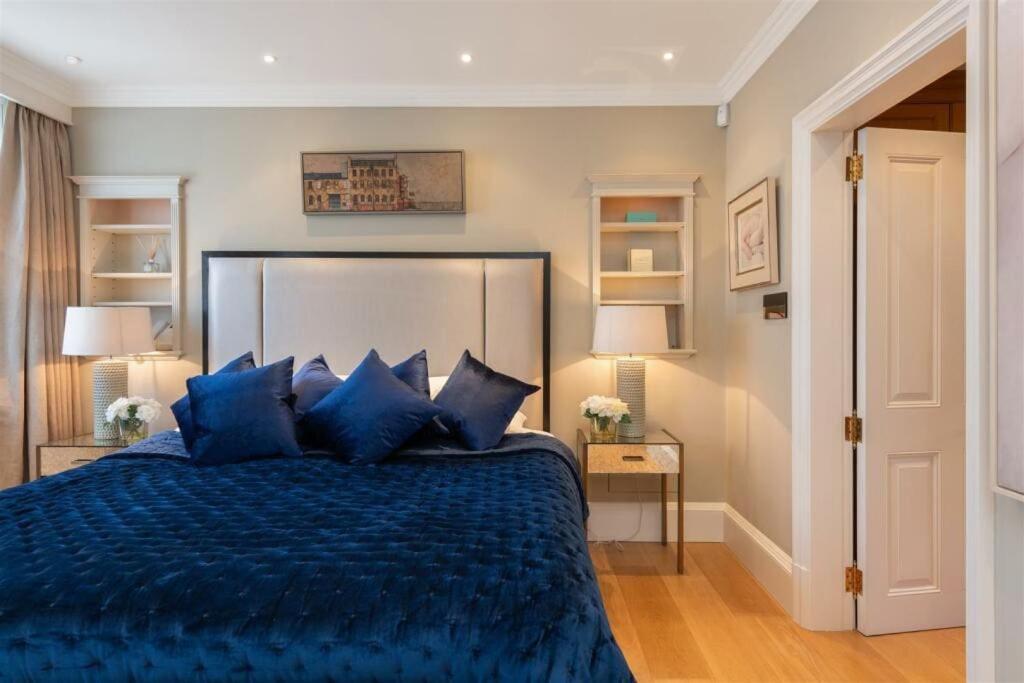 Elegantly Designed Belgravia Townhouse Apartment *
