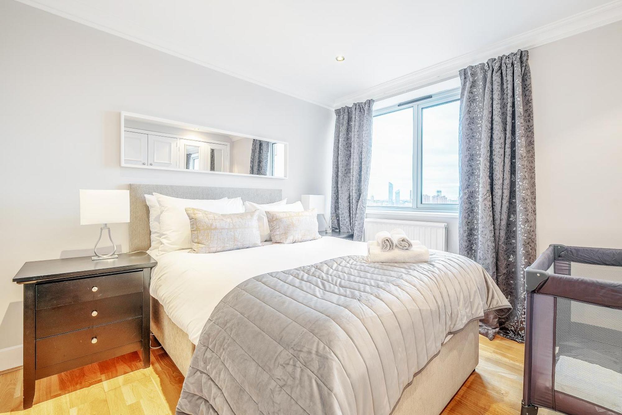 Stunning Flat On King's Road, Chelsea With Balcony *