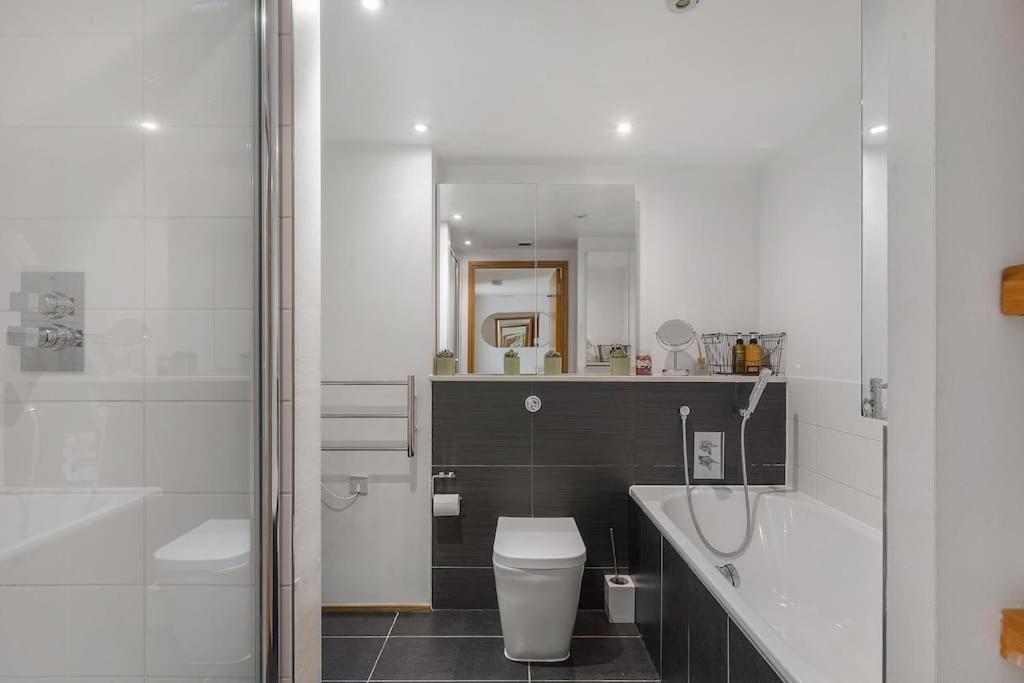 Appartement A Modern Two Bedroom Flat With Private Parking *